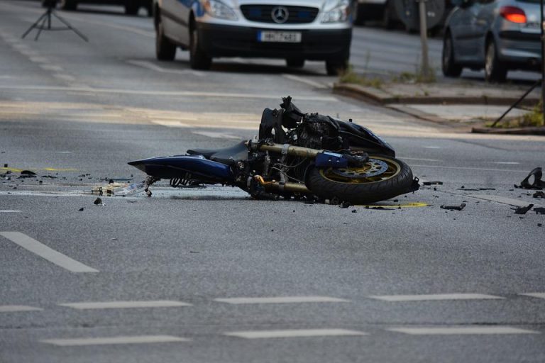 Részeg gyalogos lépett a motoros elé, meghalt a motor vezetője