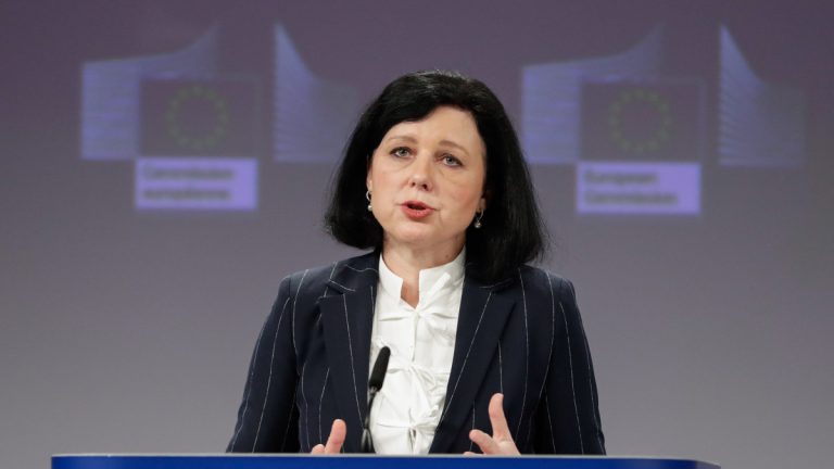 Uniós biztos: jelölni kell a mesterséges intelligencia által létrehozott, álhírek terjesztésére alkalmas tartalmakat