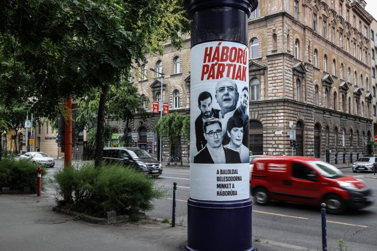 Megérkeztek a kormány új „háborúellenes” plakátjai