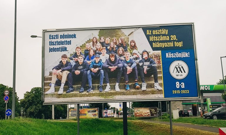 Óriásplakáttal búcsúztatta osztályfőnökét egy szegedi osztály