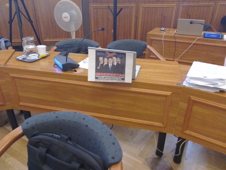 „Oroszpártiak” felirattal érkezett a közgyűlésre néhány képviselő