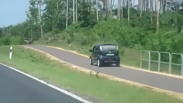 100 km/h tempó felett hajtott egy autós…a kerékpárúton – videóval