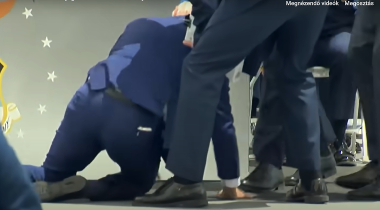 Egy homokzsák állta Joe Biden útját, esés lett a vége – videó.