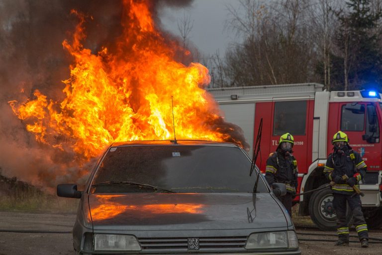 Az anyuka a plázában lopott, miközben kigyulladt az autója, benne a két gyermekével