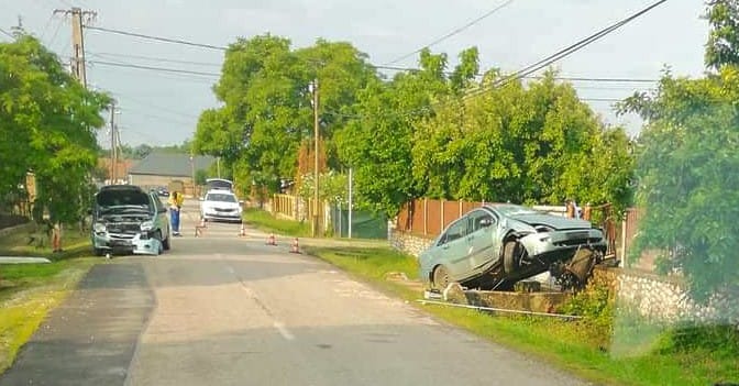 kerítésmászás, karambolozott autók