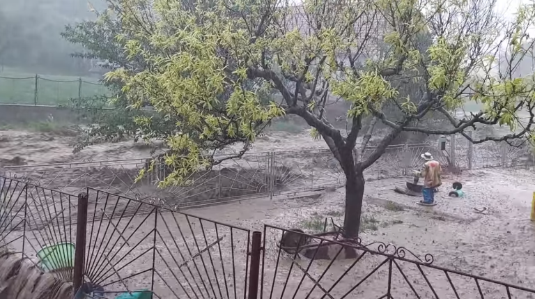 Valóságos sárözön árasztotta el a Tolna megyei Kétyet – videó!