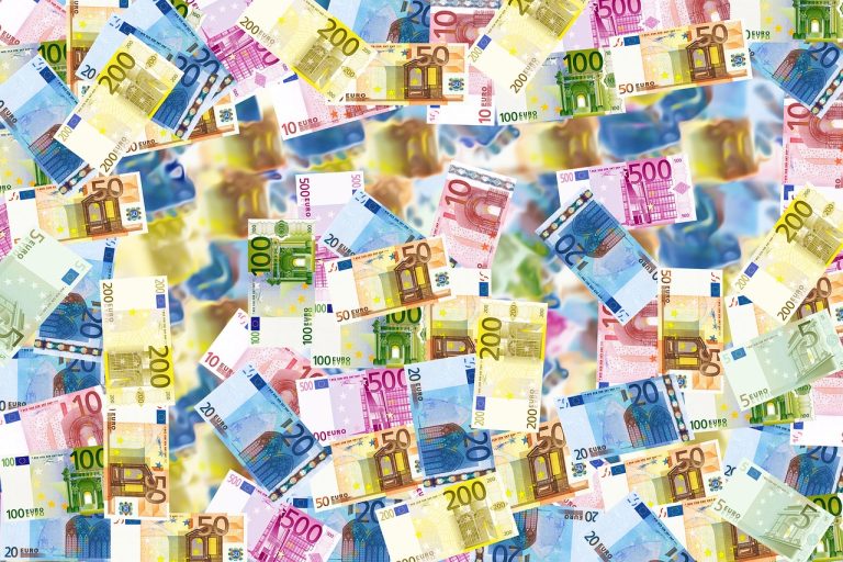 Vádat emeltek három, külföldi bankhitelt ígérő csalóval szemben