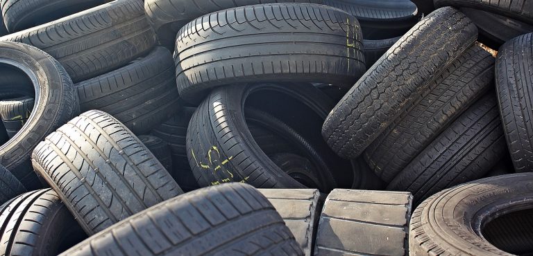 Vádat emeltek egy férfival szemben, aki gumiabroncsokból épített kerítést a tanyájához