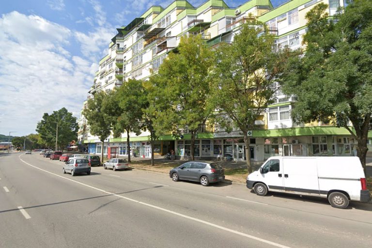 Megszűnik a parkolás a piramisház előtt Komlón