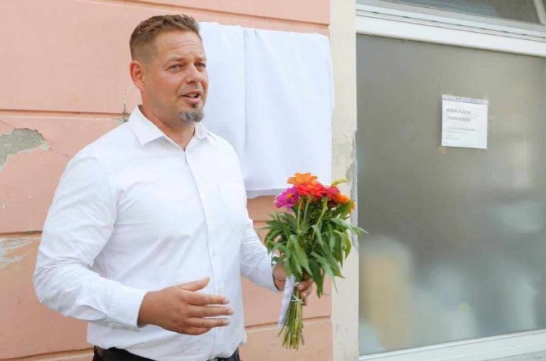 Felavatták Jandó László virágárus emléktábláját Pécsett
