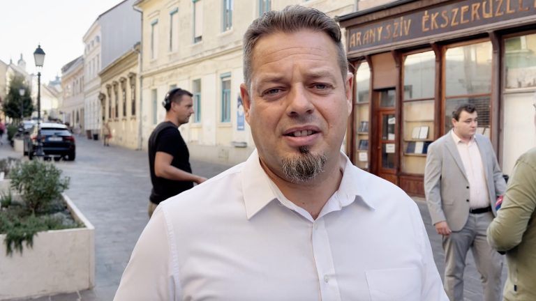 A KDNP péntek reggel megjelent Keresztes Lóránt pécsi irodájánál, hogy sajtótájékoztatót tartsanak. Nem úgy sült el, ahogy szerették volna (videó)