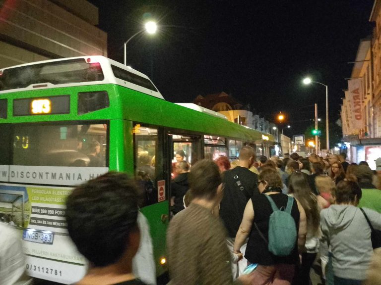 Félórát vártak az utasok indulásra Pécsett, mert a sofőr egy férfival vitázott
