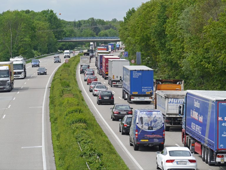 Torlódásra kell számítani szombat délelőtt az M1-es autópálya több szakaszán