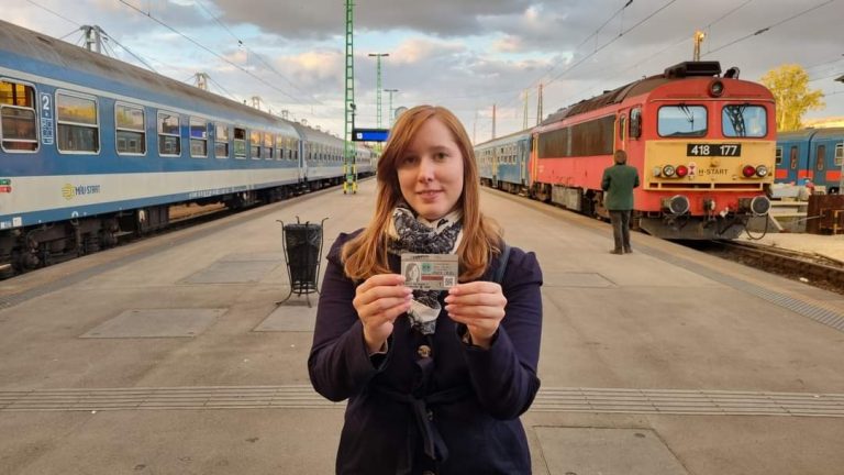 A Fideszes képviselő csúcs-tankol, az LMP-Zöldek képviselője Bakos Bernadett inkább tömegközlekedik