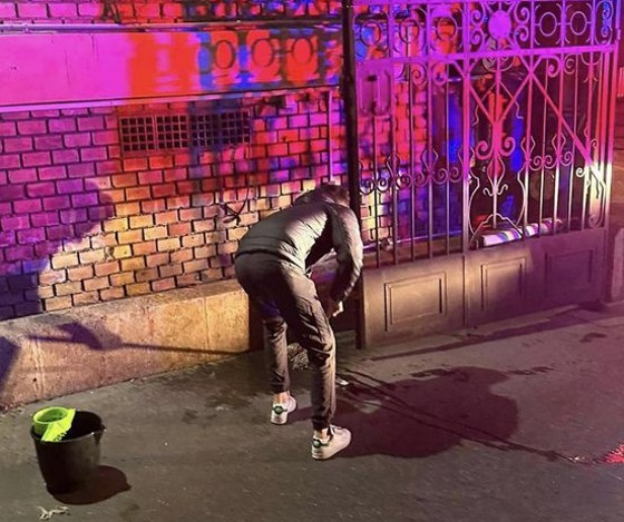 Levizelte a mentőállomás falát, majd felmosta