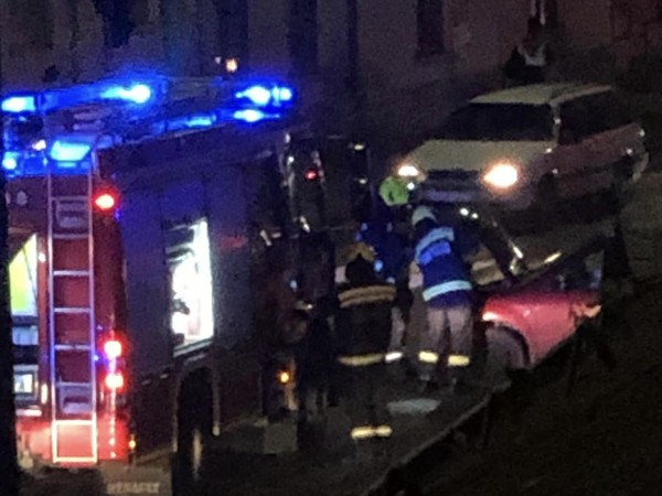 Frontálisan ütközött két személyautó Pécsett