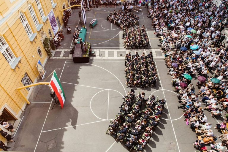 Meghalt egy diák, aki a budapesti gimnázium szalagavatóján lett rosszul