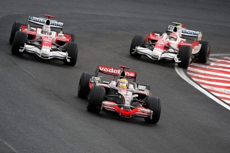 15 éve történt: Lewis Hamilton drámai küzdelemben megszerzi első bajnoki címét