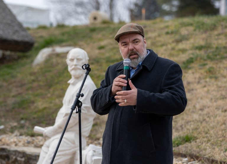 Csák János azonnali hatállyal megszüntette L. Simon László munkaviszonyát