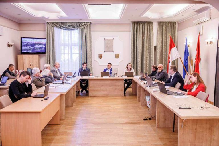 Inkább lemondott tisztségeiről a gödi képviselő, minthogy megszavazza a 8,5 milliót a DK-ból kizárt Lőrincz Lászlónak