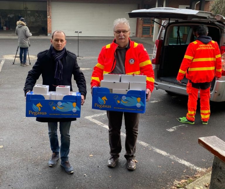 Csomagokat kaptak az ünnepek alatt dolgozó mentősök  Baranyában