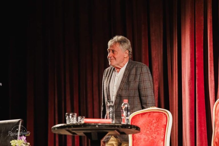 Az ócsai polgármester szerint ő nem tiltotta ki Koltai Róbertet, csak nem rá esett a választás