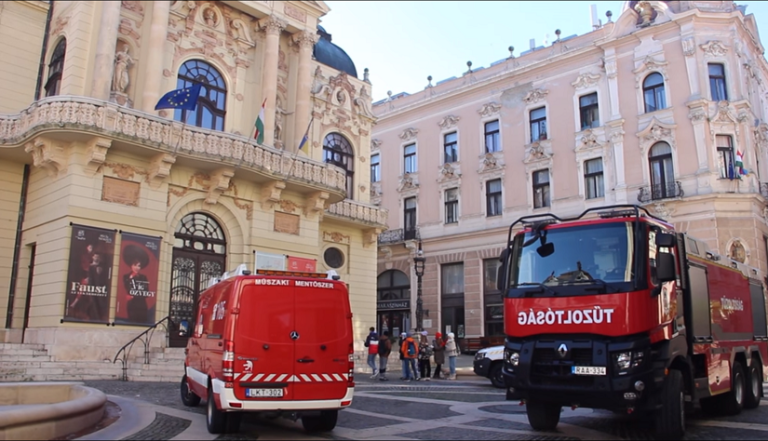 Kivonultak a tűzoltók a Pécsi Nemzeti Színházhoz, jól szerepeltek