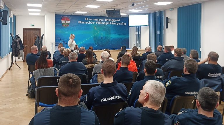 Polgárőröknek tartott továbbképzést a baranyai rendőrség a kibervédelem érdekében