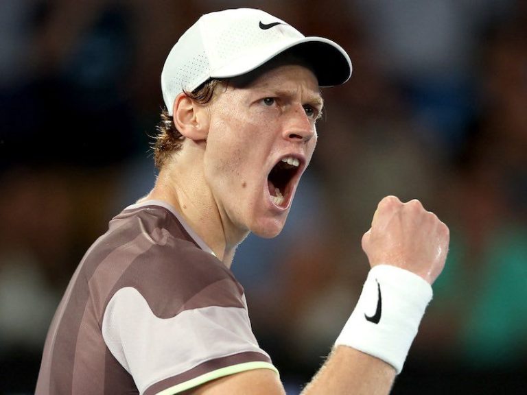 Bombameglepetés: Sinner legyőzte Djokovicsot az Australian Open elődöntőjében