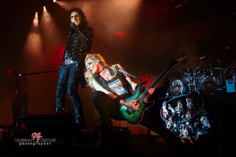 76 éves lett Alice Cooper
