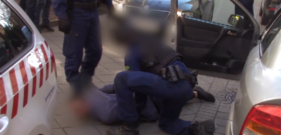 Brutális méretű rendőri akcióban 32 embert fogtak el a budapesti belvárosban