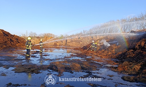 Egész nap dolgoztak a tűzoltók a pécsi bálatűz megfékezésén