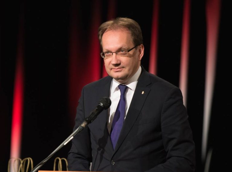 Hoppál Péter fotóját is feltették a pécsi gimnázium végzőseinek tablójára