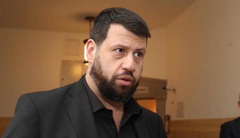 Puzsér: ezek a rohadt kommunisták, bolsevikok, újra támadnak, muszáj ellopni az összes közbeszerzést előlük!