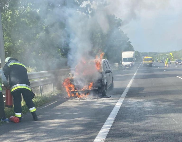 Holttestet találtak egy kiégett autóban Tinnyén