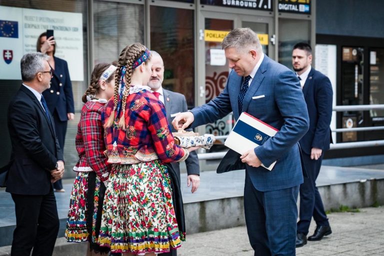 Négy lövedék találta el a Ficot, még nincs túl az életveszélyen