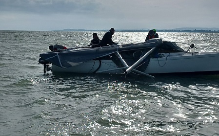 Ki kellett menteni egy kettétört árbócú hajót a Balatonból