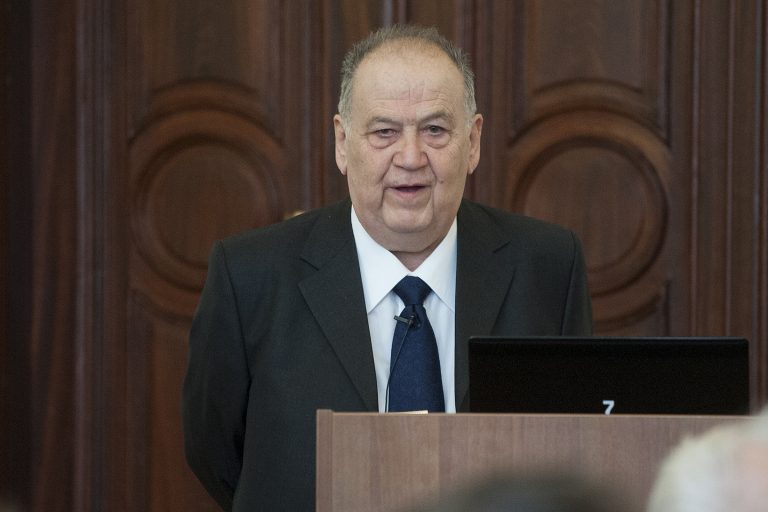 Elhunyt Simon István biofizikus, akadémikus