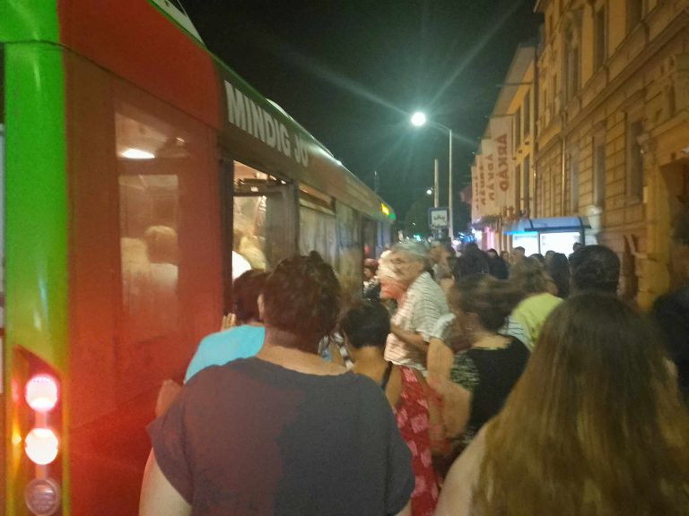 Megint sikerült a legkisebb buszt küldeni az esti koncert után…