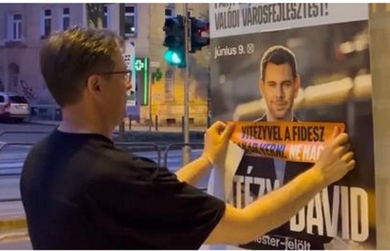 Vitézy Dávid plakátjait ragasztja át Karácsony Gergely