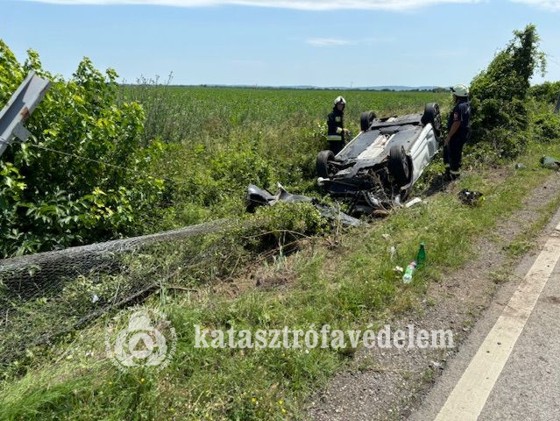 Felborult egy autó Mecsekpölöske közelében