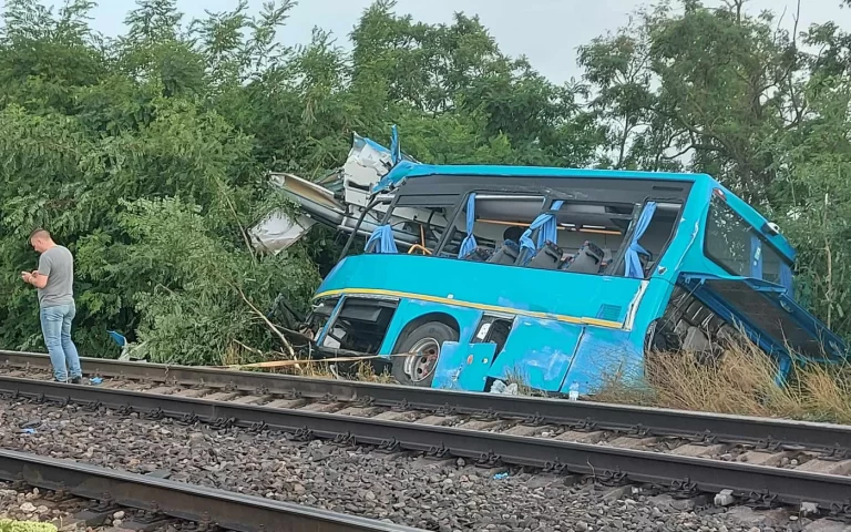 Nincs magyar áldozata a öt ember halálát követelő szlovákiai vonat és busz ütközésének
