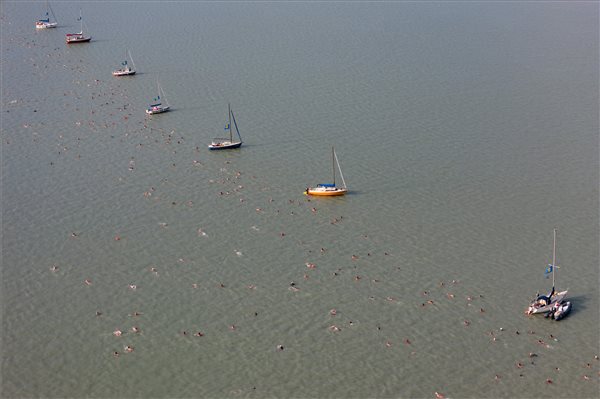 Közel 12 ezer résztvevővel rajtolt a Balaton-átúszás