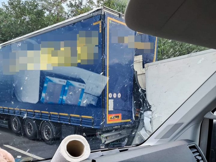 Mentőhelikopter szállította el a feszítővágóval kimentett sofőrt