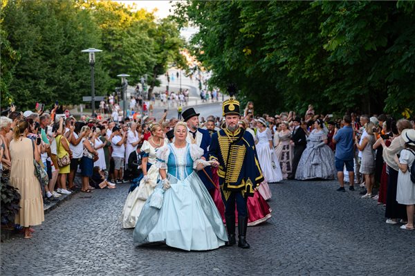 Elsőbálozó balatonfüredi lány lett az Anna-bál szépe
