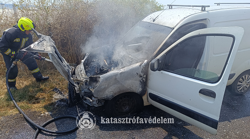 Kigyulladt egy autó Cserkúton