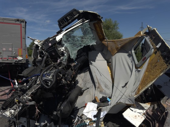 Pécs határában két autó ütközött, halálos baleset az M1-en, ahol három kamion karambolozott