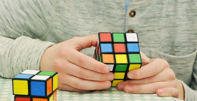 Emlékérmét bocsát ki az MNB a Rubik-kocka  50. évfordulójára