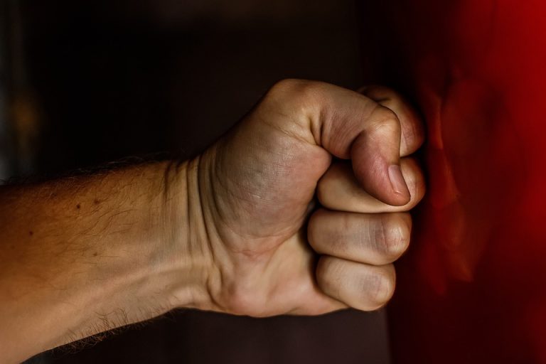 Vádat emeltek egy fiatalkorú férfi ellen, aki halálra vert egy idős nőt