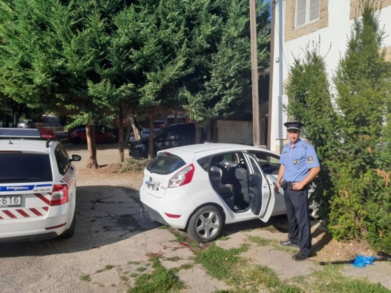 Kétéves kisgyermek záródott a tűző napon álló autóba, a rendőrök kalapáccsal törték be az ablakot